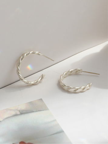 Сережки Braided rings срібного кольору 10000625 фото